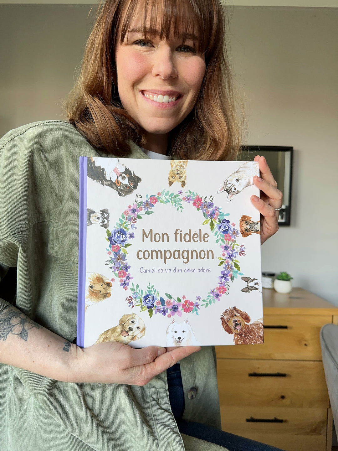 Camille et son livre Mon fidèle compagnon dans les bras