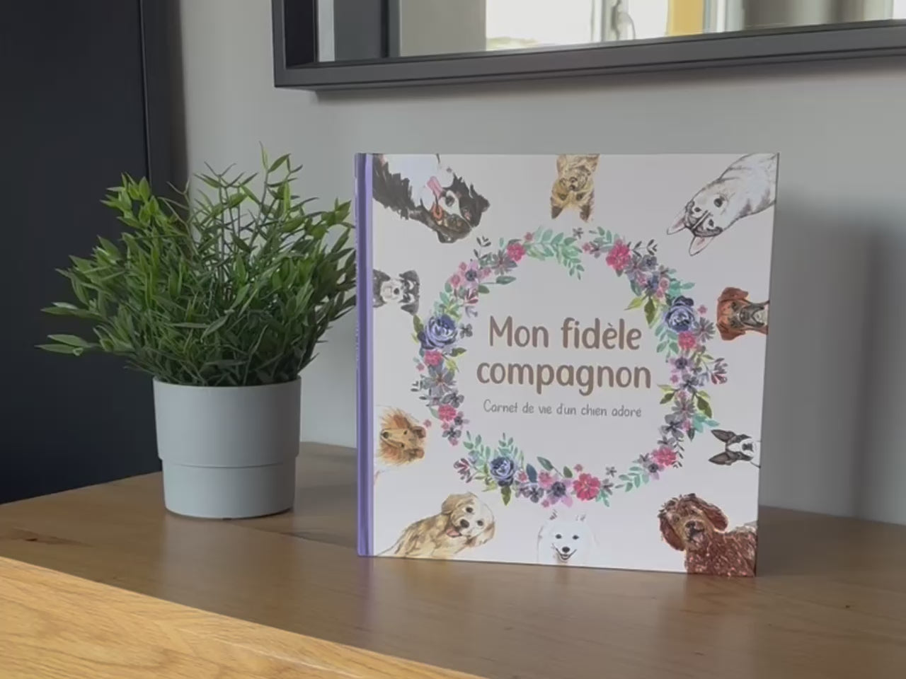 Charger la vidéo : Découverte du livre Mon fidèle compagnon, pages feuilletée, personne qui remplit le livre, et le fait découvrir à son chien